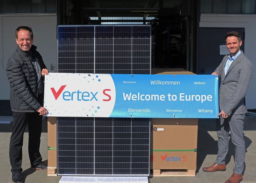 Klaus Hofmeister, Product Marketing Manager Europe (left), and Tobias Tritsch, Head of Sales Distribution & Midsize Projects Europe, welcomed the first volumes of Vertex S Ultra-High Performance modules upon their arrival in Europe.