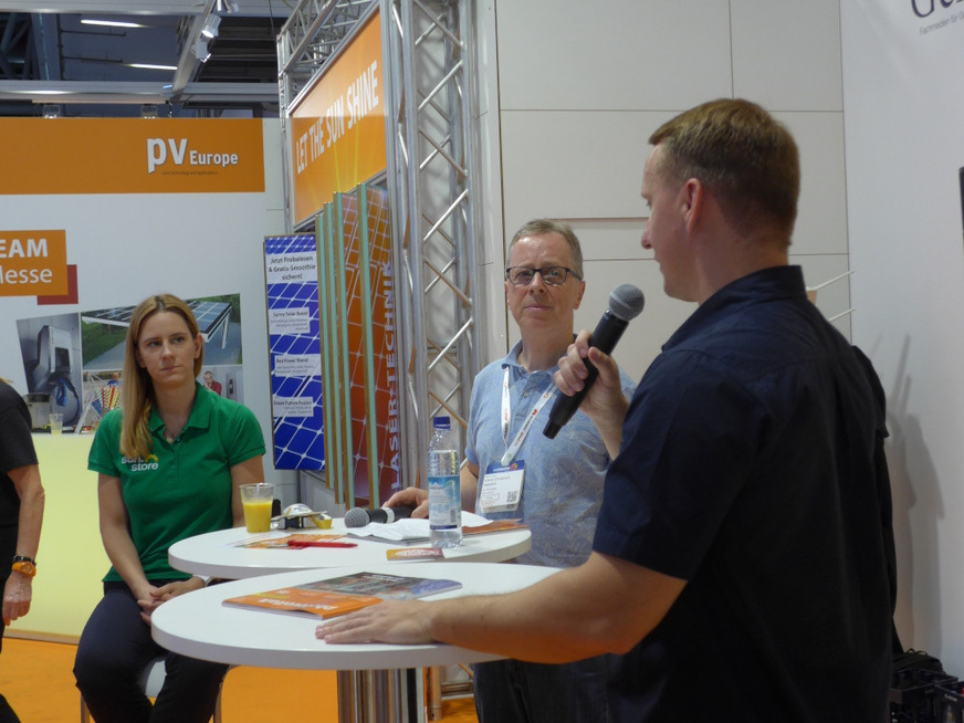 Agata Krawiec-Rokita (CEO sun.store, Netherlands, left) and Bartosz Majewski (CEO Menlo Electric, Poland, right) discuss about current market and price trends at a expert panel of pv Europe in Munich, moderated by Hans-Christoph Neidlein (middle, pv Europe).