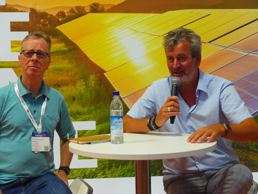 Gerard Scheper (European Solar/NL, right) discussed with Hans-Christoph Neidlein (pv Europe, left) and the audience at the booth of Gentner Verlag on challenges and perspectives for European PV manufacturing.