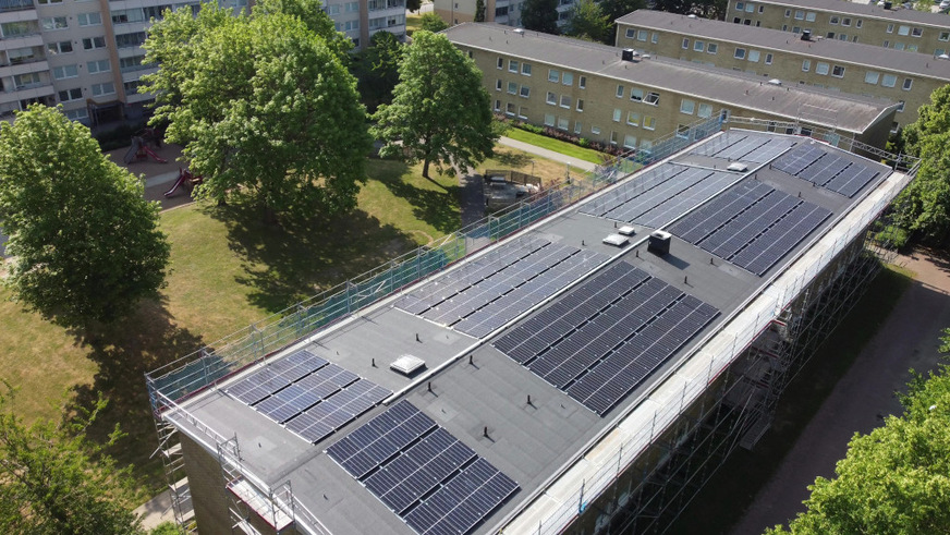 The solar modules are mounted parallel to the roof pitch using the Dome Zero from K2 Systems.