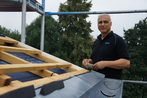 Izzet Bayik is one of aleos key account managers. He accompanies his partner companies from planning to completion. He often provides support directly on the construction site.   - © aleo solar GmbH