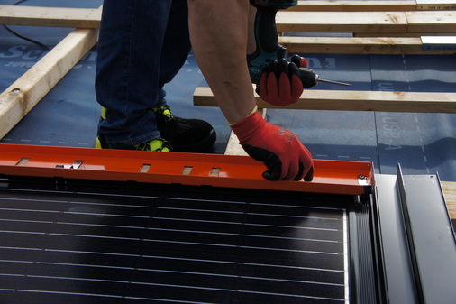 Thanks to the brick-like, modular construction, up to 20 modules can be installed per hour - the installation jig makes it particularly easy.   - © aleo solar GmbH