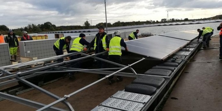 <p>Installation of a floating solar plant in Zwolle/Netherlands in October 2019.</p> - © H.C.Neidlein