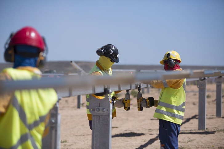 Installation of a 1P solar tracker by STI Norland. - © STI Norland
 Installation of a 1P solar tracker by STI Norland.