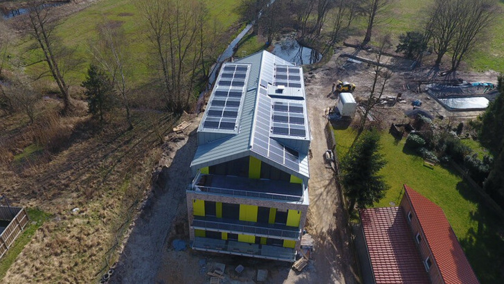 The electricity from the photovoltaic system drives the heat pump. The heat pump also uses electricity from the storage battery that is stored temporarily. This brings the building beyond the KfW-40-Plus standard. - © Powertrust / Lebensart
 The electricity from the photovoltaic system drives the heat pump. The heat pump also uses electricity from the storage battery that is stored temporarily. This brings the building beyond the KfW-40-Plus standard.