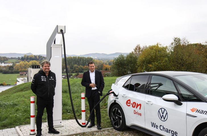 Rainer Zietlow and Thomas Speidel (right) at the fast charging system HPC. ADS TEC was one of the sponsors of the fully electric  record drive, the ID.3 Germany tour. - © ADS-TEC
 Rainer Zietlow and Thomas Speidel (right) at the fast charging system HPC. ADS TEC was one of the sponsors of the fully electric  record drive, the ID.3 Germany tour.