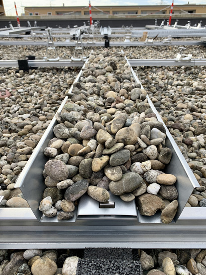 Using ballast trays is often a cost-effective ballast solution, because there tends to be already gravel on flat roofs. - © Van der Valk
