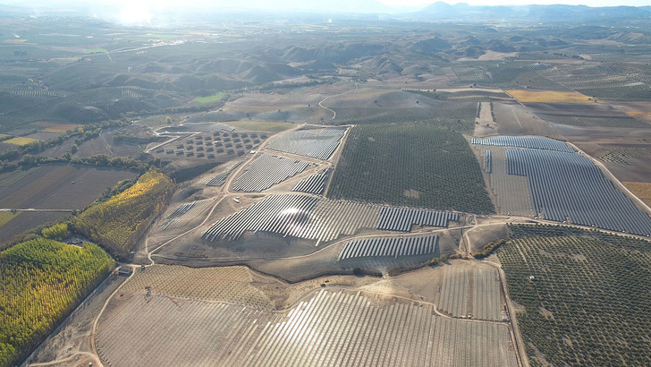The Illora solar park of Baywa r.e. is located in Pinos Puente near Granada. It consists of three plant sections with a total capacity of 147.6 megawatts. - © Baywa r.e.
  The Illora solar park of Baywa r.e. is located in Pinos Puente near Granada. It consists of three plant sections with a total capacity of 147.6 megawatts.