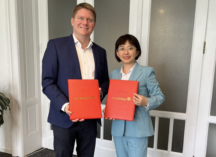 From left to right: Gábor Farkas, Managing Director, SolServices, and Grace Zhuo, International Sales Director, Clenergy. - © Clenergy
