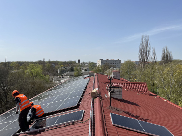 Hybrid solar systems being installed by Menlo Electric on the roof of the Chernihiv Regional Children's Hospital, in cooperation with the Energy Act For Ukraine Foundation. - © Menlo Electric
