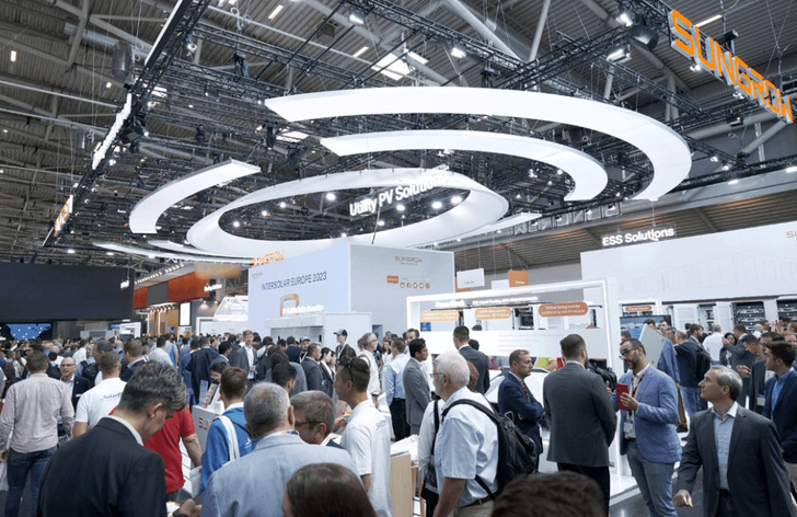 A large crowd at the Sungrow stand at last year's Intersolar. New products for utily-scale applications are one of the focal points of this year's trade fair presentation of Sungrow at Intersolar Europe 2024. - © Sungrow
