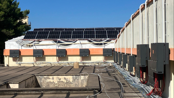 Due to the use of bifacial modules, the inverters must be able to withstand high input currents. - © Kostal Solar Elektrik