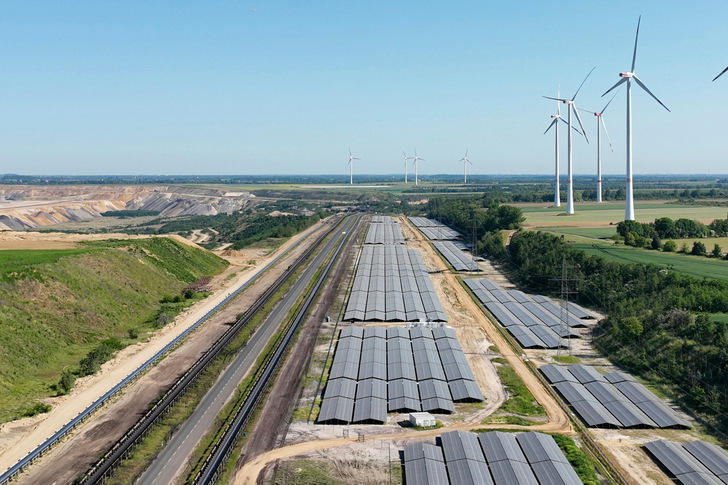 Wind and solar generation at the same grid feed-in point, as here at the open-cast lignite mine Garzweiler in the far west of Germany. - © RWE