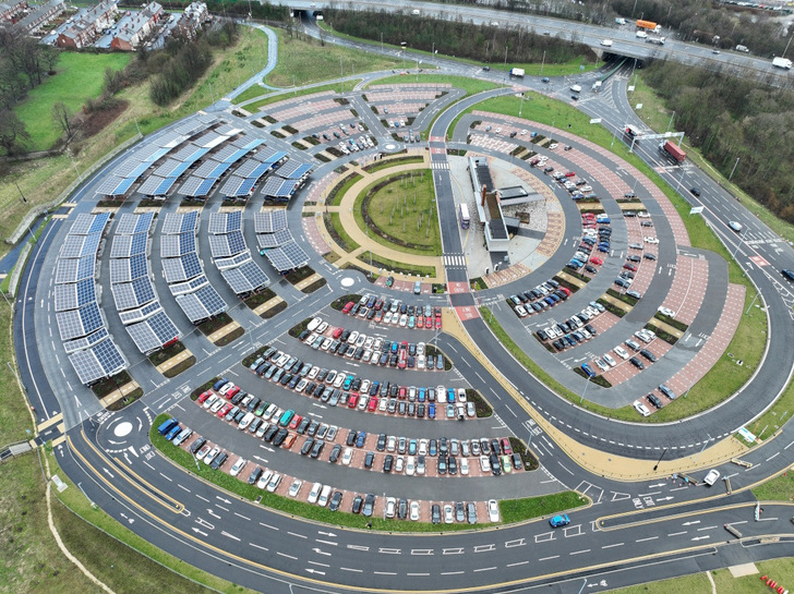 Solar powered Park and Ride in Stourton, Leeds/UK. - © SolarEdge