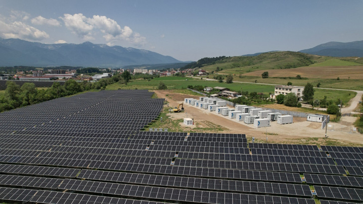 The large-scale storage system is installed next to a solar park in Razlog, Bulgaria. - © Solarpro