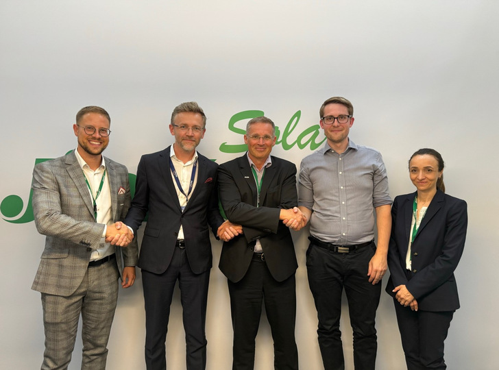 From the left: Marcin Jędrachowicz, Sales Representative Eastern Europe at Jinko Solar, Marcin Grochala, CCO at Menlo Electric, Frank Niendorf, Vice President Europe at Jinko Solar, Marcin Zienkiewicz, Head of Procurement and Trading at Menlo Electric, Maria Aram Merdzhanova, Head of Sales Eastern Europe, UK and Nordics at Jinko Solar. - © Menlo Electric