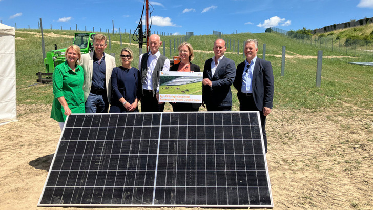 Austria's Climate Minister Leonore Gewessler (3rd from right) travelled from Vienna for the start of construction of the new Agri-PV plant in Gaweinstal. Also present were Lower Austrian Member of Parliament Helga Krismer, Thomas Köck. Managing Director of DM Austria, Daniela Strasser, Head of Property Management at DM Austria, Johannes Berthold, Mayor of Gaweinstal, Georg Waldner, CEO of Imwind and Stefan Spork from Goldbeck Solar (from left to right). - © Goldbeck Solar