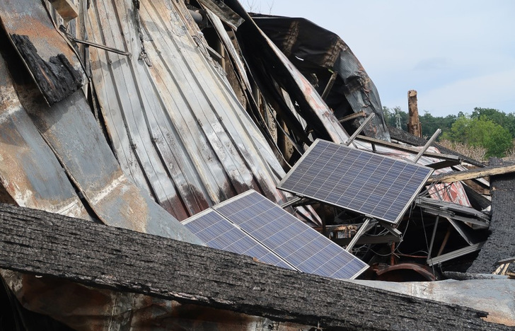 Burnt-down agricultural building with PV roof system in Germany. - © Inspectis