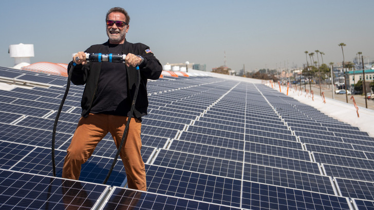 April 2023: Arnold Schwarzenegger inaugurates a large solar roof at the Alta Sea research centre in Los Angeles. - © AltaSea