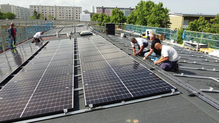 Installation work at the Hyacintgatan 45 residential complex in Malmö/Sweden. - © Kostal Solar Electric