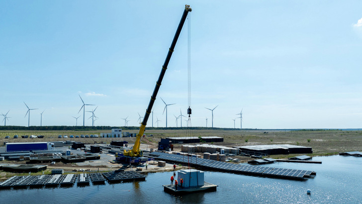 Launching the transformer stations for the floating solar park at Ostsee near Cottbus in East Germany - © Pfalzwerke