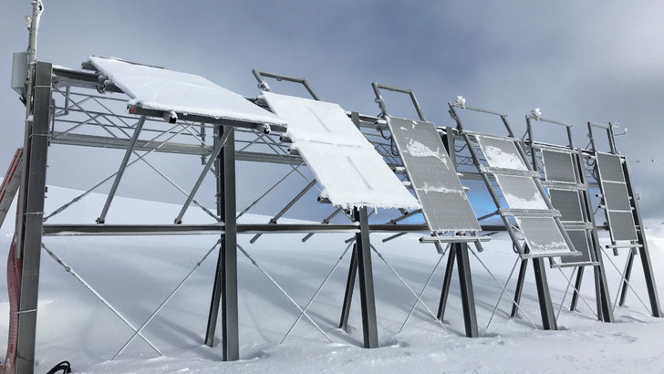 Unsurprisingly, the steeper the angle of the modules, the less influence snowfall has on the yield. However, the details of the measurements are exciting for future planning. - © ZHAW Wädenswil Unsurprisingly, the steeper the angle of the modules, the less influence snowfall has on the yield. However, the details of the measurements are exciting for future planning.