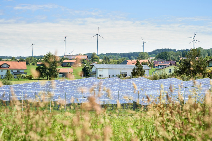 PV and and wind power in Germany – a new study shows that a 100% net-zero energy system is not utopian. - © Siemens PV and and wind power in Germany – a new study shows that a 100% net-zero energy system is not utopian.