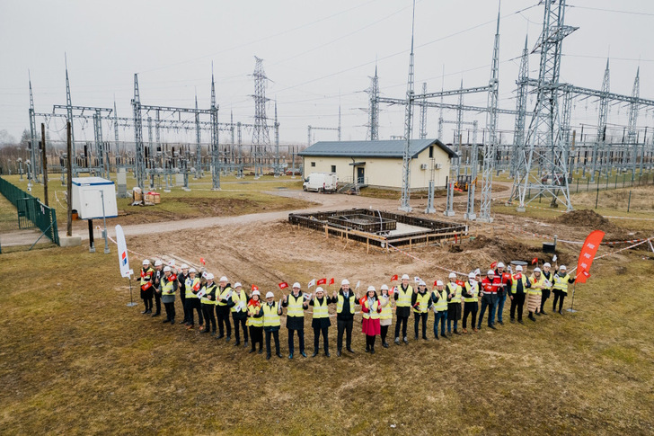 Representatives of the Latvian transmission system operator AST and Rolls-Royce on the site of the future battery power plant in Latvia.. - © AST Representatives of the Latvian transmission system operator AST and Rolls-Royce on the site of the future battery power plant in Latvia..