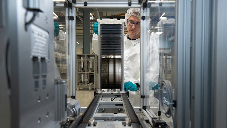 Peering into the future at the Oxford PV factory, Brandenburg an der Havel. - © Oxford PV Peering into the future at the Oxford PV factory, Brandenburg an der Havel.