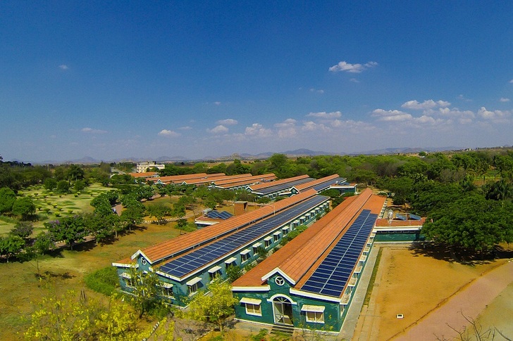 PV is on its way worldwide: PV rooftop installation at Raxa Academy in Tamil Nadu/India. - © Enerparc
