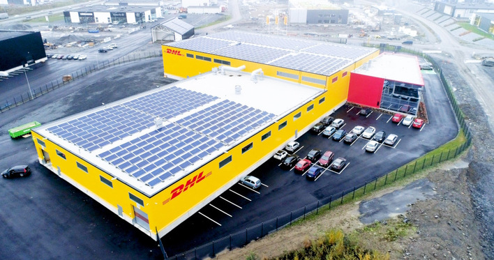 © DHL Almost fully covered – solar modules on the roof of DHL’s facility in Pirkkala, Finland