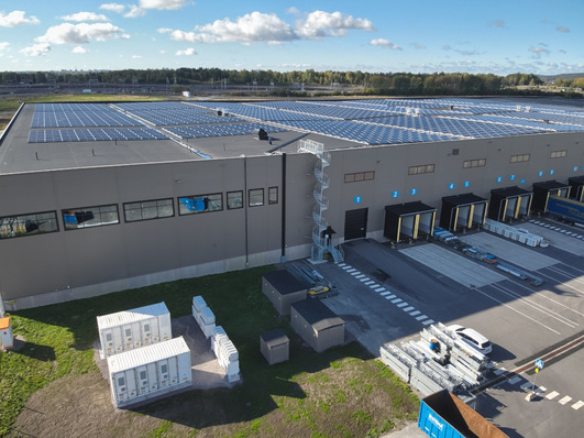 © Soltech 6.5 MW roof-mounted PV installation with battery storage at logistics company Postnord TPL in Norrköping/Sweden.