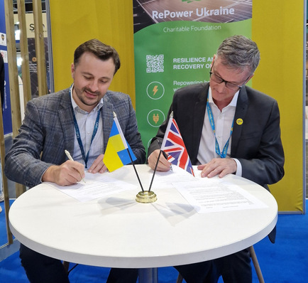 © RePower Ukraine Artem Semenyshyn (left) and Chris Hewett sign the cooperation.