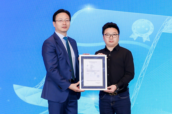 © Trinasolar Li Weichun, Global Head of Power Electronics at TÜV Rheinland Group, and Wang Bing, Operation Quality Head at Trinasolar, at the handover ceremony.