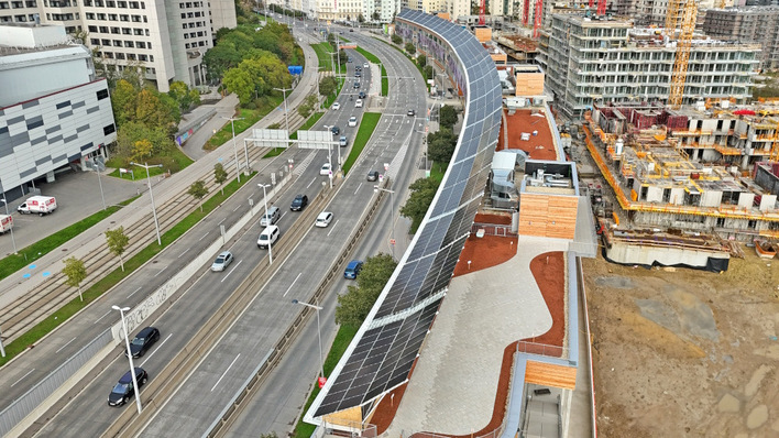 © 10hoch4 302 metres of elegantly curved PV on Landstraßer Gürtel in Vienna’s 3rd district.