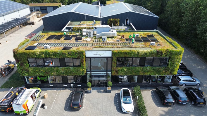 © Sempergreen Green and solar roof in one: installation of Over Easy solar panels at Sempergreen's headquarters.