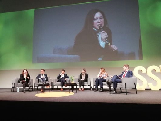 © Hans-Christoph Neidlein Dissuced the SSI at the Sustainable Solar Europe Conference in Brussels: (from left) Alexia Ruvoletto (Solar Stewardship Initiative), Andrew Williams (Canadian Solar), Andrea Wainer (REN21) Guido Agostinelli (IFC/World Bank Group), Rachel Lock (DNV), Dries Acke (SolarPower Europe).