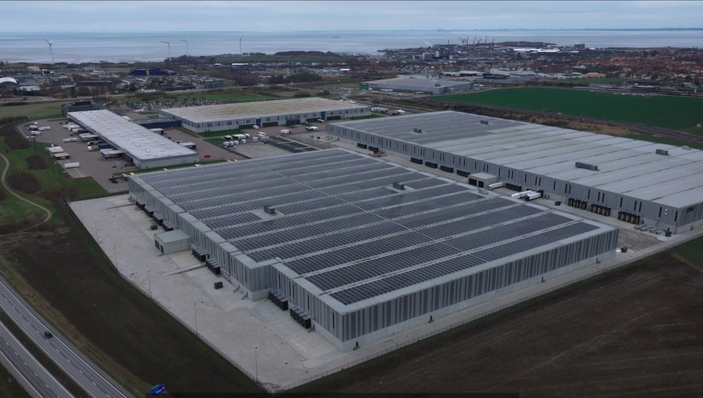 © Sungrow The PV rooftop installation covers 100,000 sqare-meters at DSV`s site in Landskrona in southern Sweden.