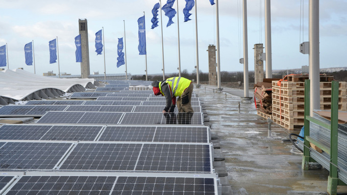 © Velka Botička Buckling down on the roof of Olympiastadion Berlin – no stranger to strong weather events.