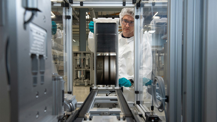 © Oxford PV Peering into the future at the Oxford PV factory, Brandenburg an der Havel.