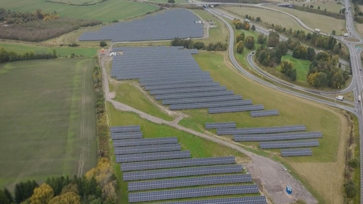 © Sungrow Picture from the construction phase of the hybrid solar park in Halmstad – the battery energy storage system was installed in the open space at the bottom right.
