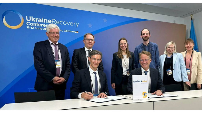 © Goldbeck Solar Signing the contracts for the Ukraine investment. In the foreground Arvid Tuerkner, Managing Director at EBRD Ukraine and Moldova and Joachim Goldbeck, CEO Goldbeck Solar.