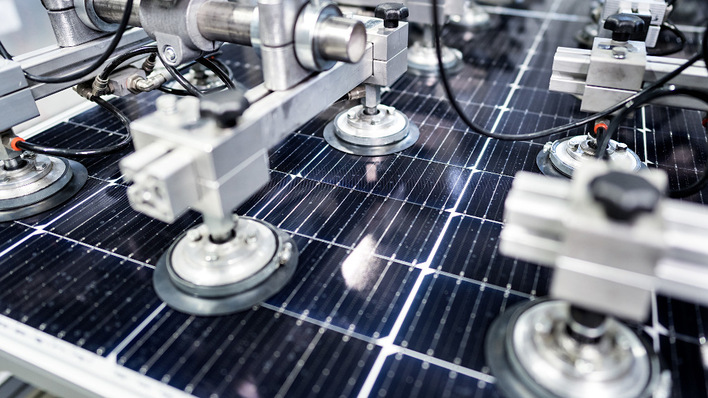 © Oliver Tjaden Getting a grip on requirements: TÜV Rheinland operates a solar test lab at its headquarters in Cologne.