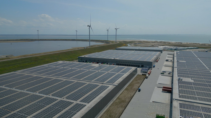 © playbackimages.com/Goldbeck Solar The warehouses in Maasvlakte are fully equipped with solar panels. This turns them into energy-plus buildings.