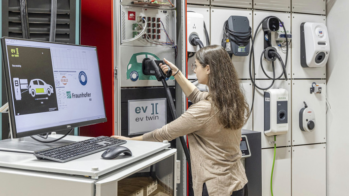 © Fraunhofer ISE Testing testing – the Fraunhofer Institute puts various devices through their paces.