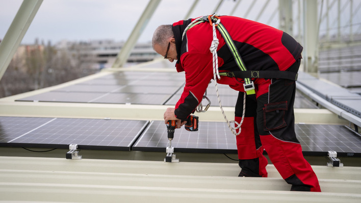 © David Bohmann/Stadt Wien Getting down to it – a tricky but punctual installation on the stadium roof.