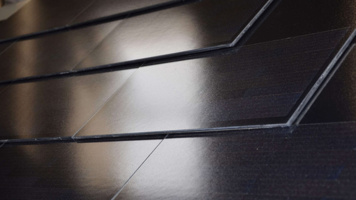 © Fraunhofer ISE, Sophia Bächle Look a little closer – the 450 x 510 millimetre solar roof tiles comprise glass-glass TOPCon modules.