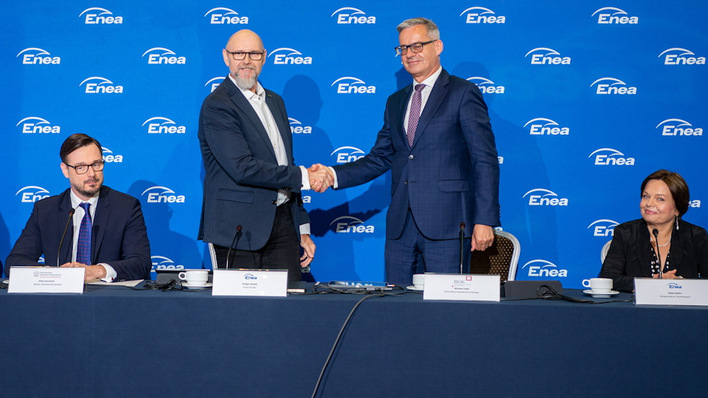 © ENEA Mirosław Czekaj, President of BGK (left), and Grzegorz Kinelski, President of Enea (right), shake on the loan agreement.