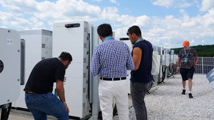 © Sigenergy No large battery containers in sight – the slim battery towers now in pkace at Malko Tarnovo solar park.