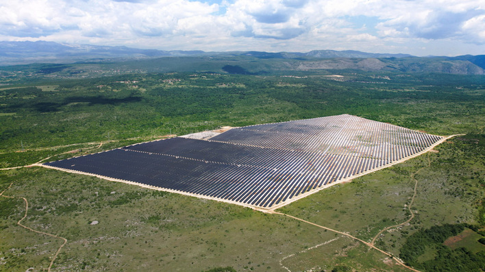 © AIKO Not as green as its surroundings, but still green The Stolac Solami solar park is expected to deliver up to 12% more yield.